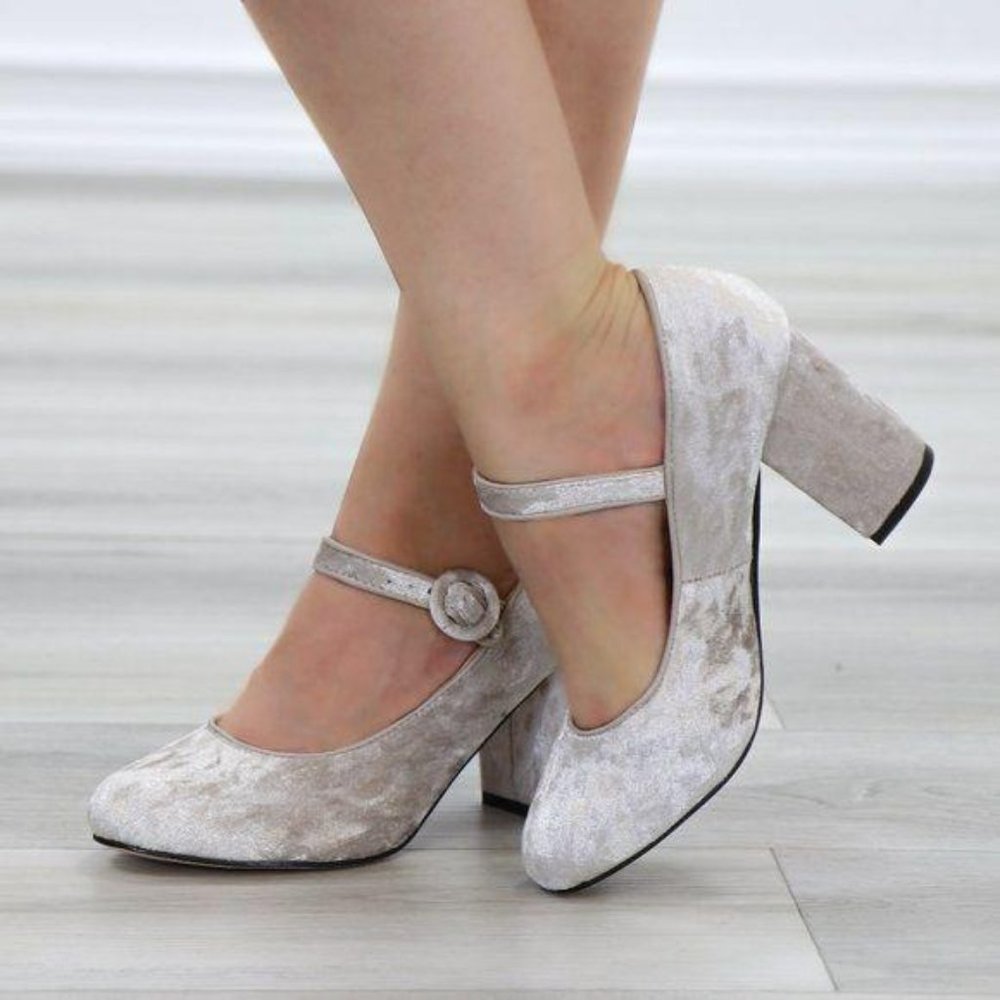 Cutest Velvety Nude Vintage Chunky Heel Pumps - Picture 4 of 10
